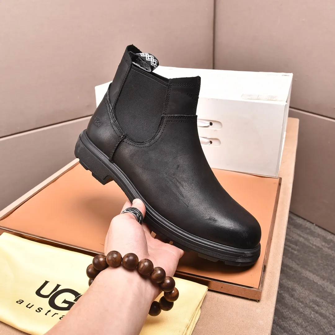 Men's shoes 💰640 (full genuine wool lining, 10% off for fake ones) Please pay attention to the quality of the original item and compare the thickness of the wool 🏮🏮 Popular UGG men's shoes from Australia's warm luxury brand, the official website is synchronized, Beckham men's style..., made of imported first-layer waxed cowhide, waxed toe cap, Australian real wool velvet lining Carefully sewn...Imported rubber Martin boots outsole (comfortable, soft and wear-resistant). I really like the quality..Exquisite workmanship. You can't put it down at first sight. Size 39-44